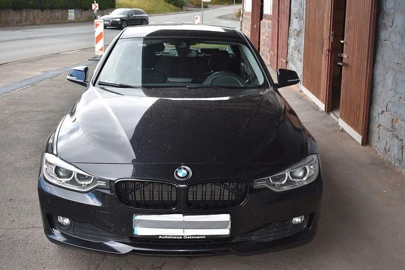 Schwarz Gebraucht 2013 BMW 320 Sport Line Limousine | 7.800 € (Superpreis) - Bild 1/4