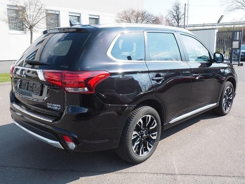 Gebraucht Mitsubishi Outlander P-HEV Plus 121 PS (88 kW) 2016 Schwarz SUV