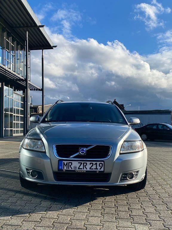 Grau Gebraucht 2009 Volvo V50 Momentum Kombi | 6.500 € - Bild 1/4