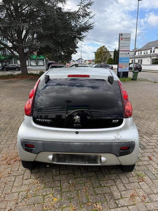Gebraucht Peugeot 107 68 PS (50 kW) 2014 Silber Kleinwagen