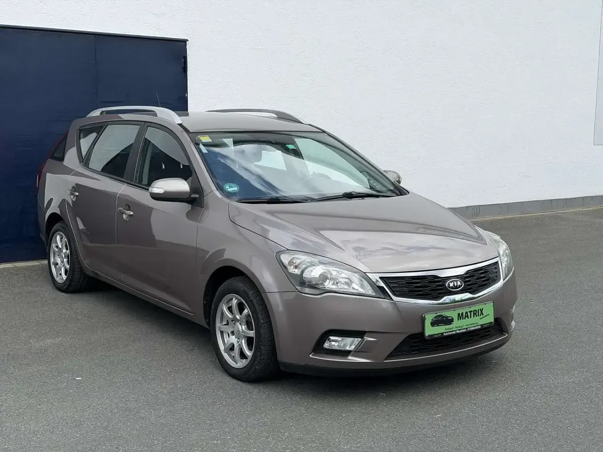 Gebraucht Kia Ceed Spirit 116 PS (85 kW) 2010 Braun Kleinwagen