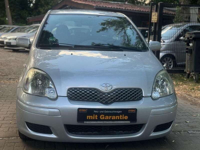 Silber Gebraucht 2004 Toyota Yaris Limousine | 3.999 € (Teuer) - Bild 1/4