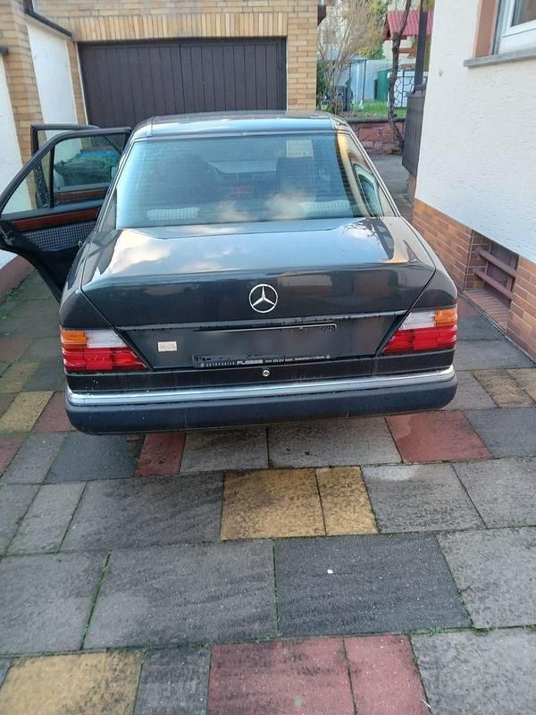 Grau Gebraucht 1991 Mercedes 200 Sportline Kleinwagen | 7.500 € - Bild 1/4