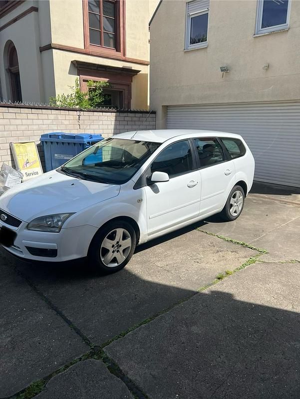 Weiß Gebraucht 2007 Ford Focus Limousine | 2.100 € (Fairer Preis) - Bild 1/4