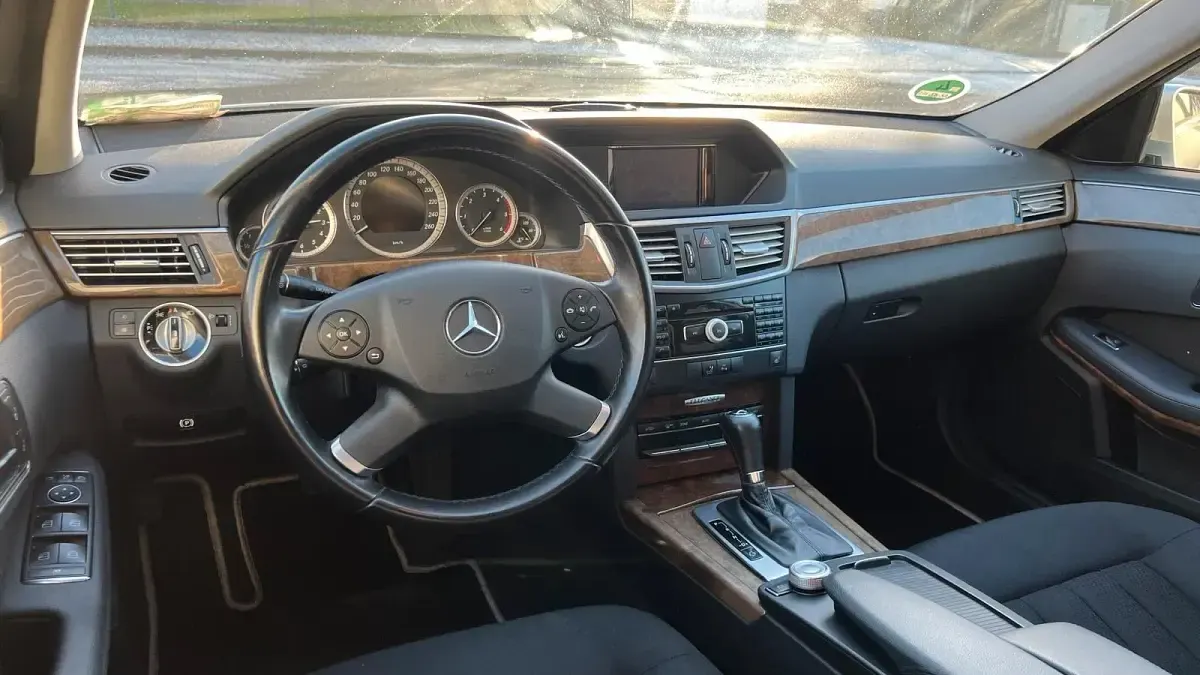 Gebraucht Mercedes E220 170 PS (125 kW) 2011 Silber Limousine