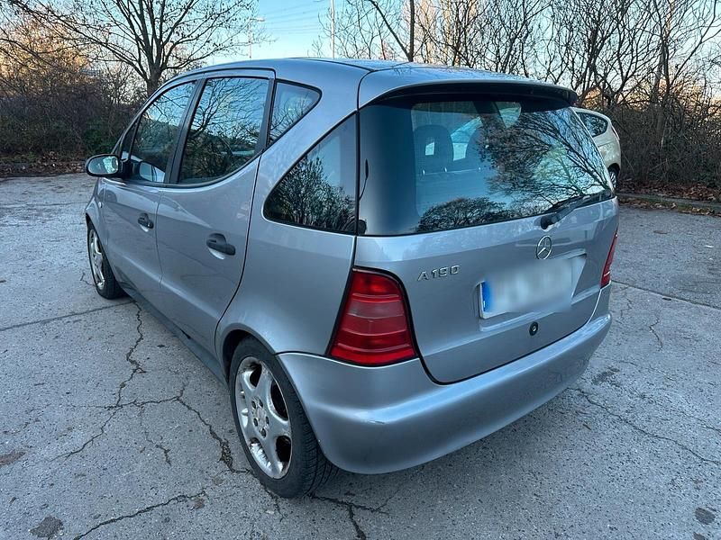 Silber Gebraucht 2001 Mercedes A190 Kleinwagen | 950 € - Bild 1/4