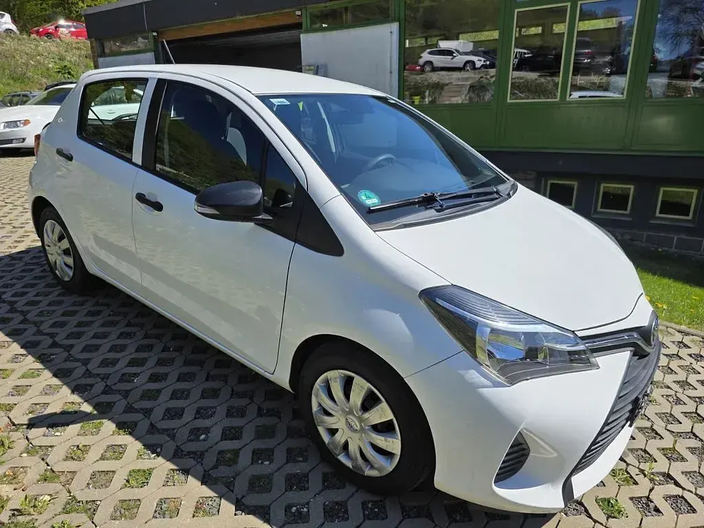 Gebraucht Toyota Yaris Edition 69 PS (50 kW) 2015 Weiß Kleinwagen