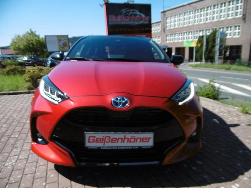 Rot Gebraucht 2022 Toyota Yaris Hybrid Style Limousine | 21.950 € (Etwas zu teuer) - Bild 1/4