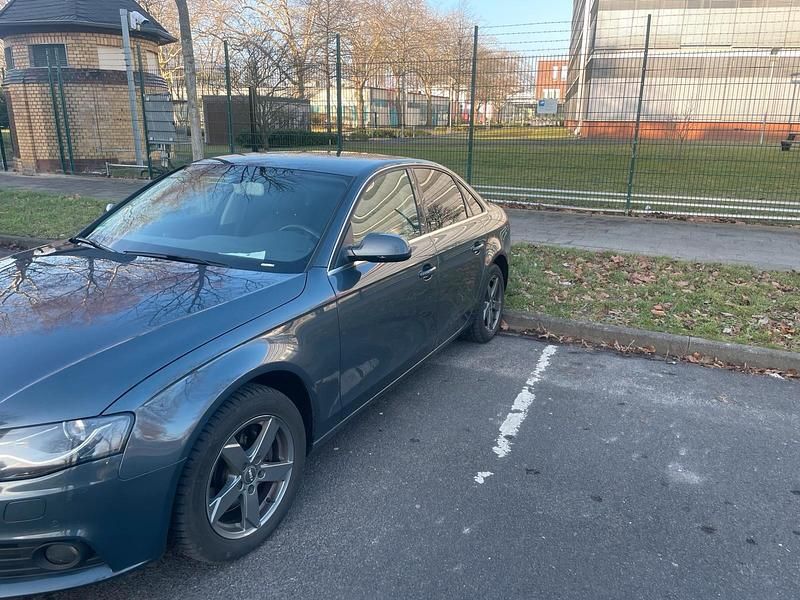 Gebraucht Audi A4 Ambiente 120 PS (88 kW) 2010 Blau Limousine