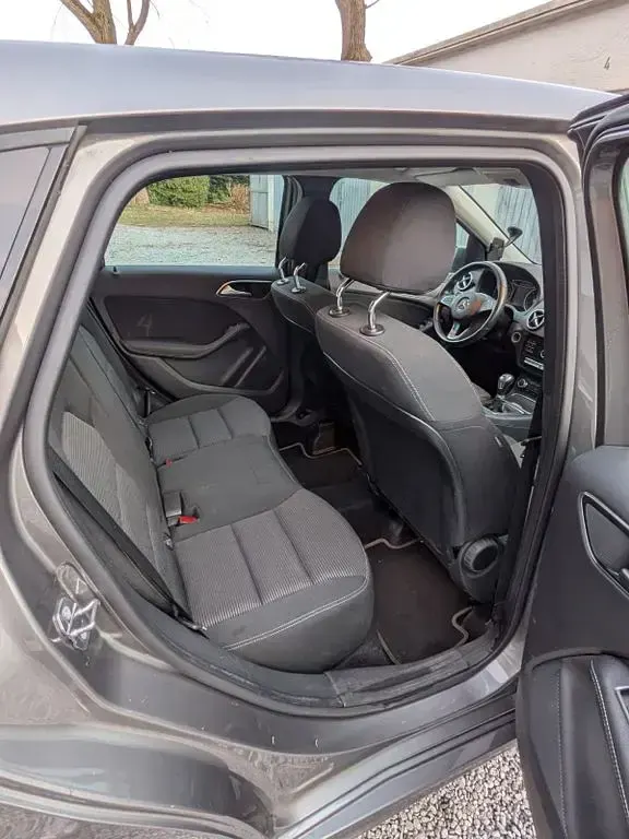 Gebraucht Mercedes B180 Business 122 PS (89 kW) 2018 Grau Van / Kleinbus