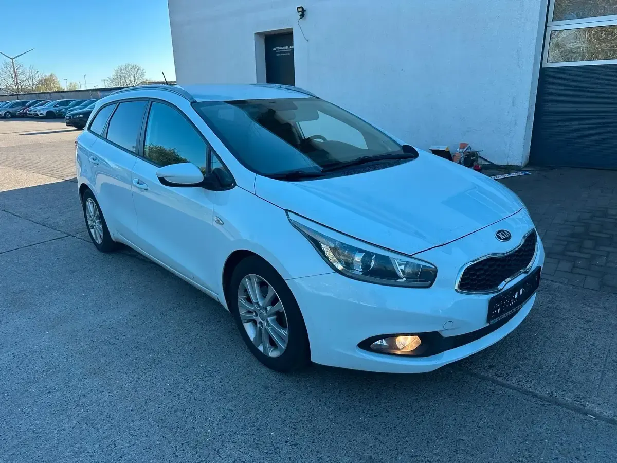 Używany Kia Ceed 128 KM (94 kW) 2012 Biały Hatchback