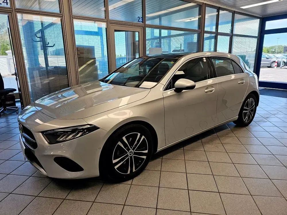 Gebraucht Mercedes A200 Progressive 163 PS (119 kW) 2023 Iridiumsilbermet. (metallic) Limousine