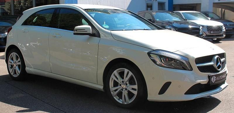 Gebraucht Mercedes A180 122 PS (89 kW) 2016 Calcitweiss  unilack Limousine