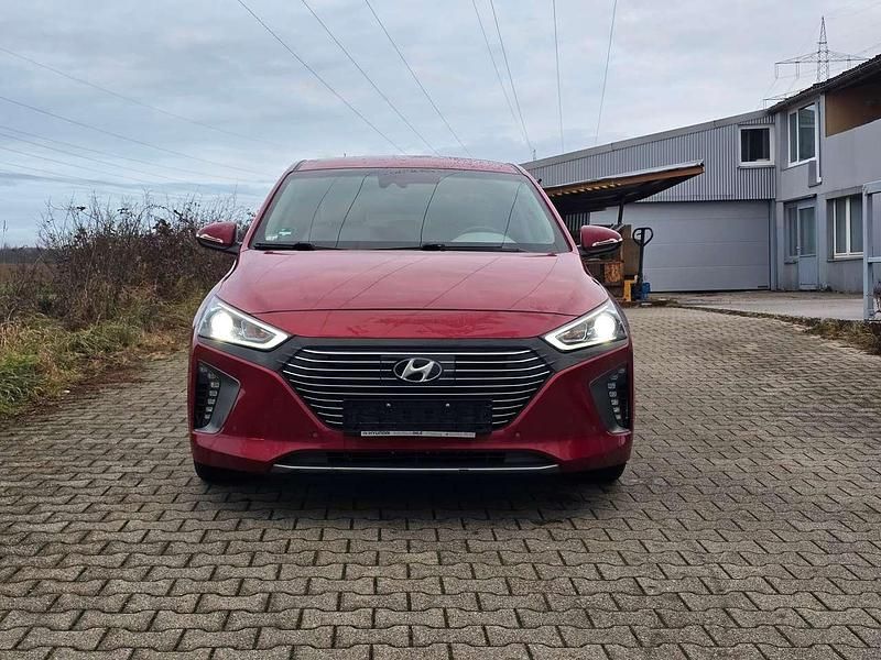 Gebraucht Hyundai Ioniq Premium 105 PS (77 kW) 2019 Fiery red / met Kleinwagen