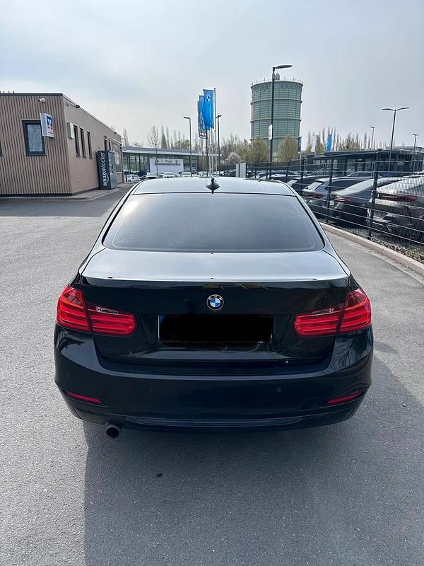 Gebraucht BMW 320 Sport Line 184 PS (135 kW) 2014 Schwarz Limousine