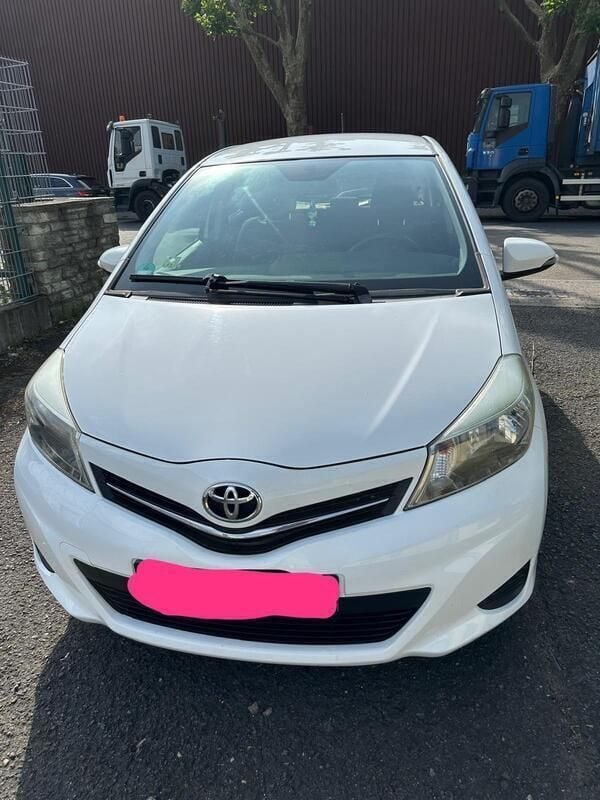Weiß Gebraucht 2014 Toyota Yaris Edition Kleinwagen | 5.900 € (Guter Preis) - Bild 1/4