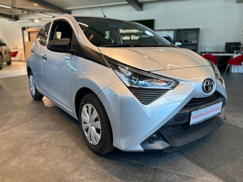 Silber Gebraucht 2020 Toyota Aygo X-play Kleinwagen | 7.900 € (Guter Preis) - Bild 1/4