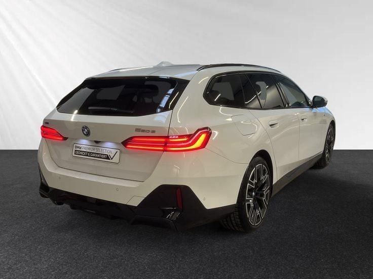 Gebraucht BMW 550e M Sport 489 PS (359 kW) 2025 Alpinweiß Kombi