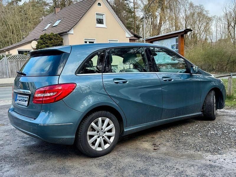 Gebraucht Mercedes B220 185 PS (136 kW) 2013 Blau Van / Kleinbus