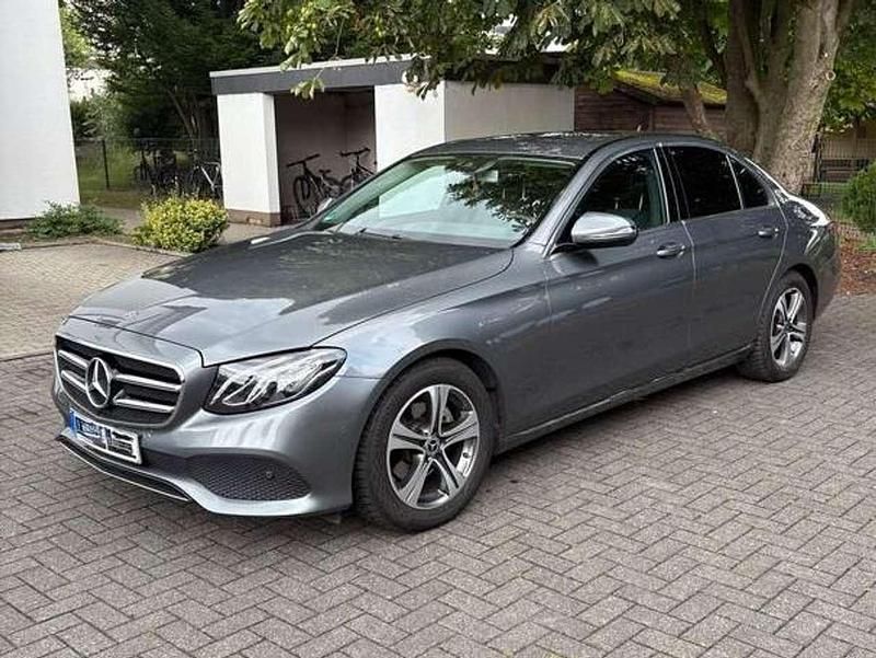 Grau Gebraucht 2019 Mercedes E220 Limousine | 29.750 € (Guter Preis) - Bild 1/4