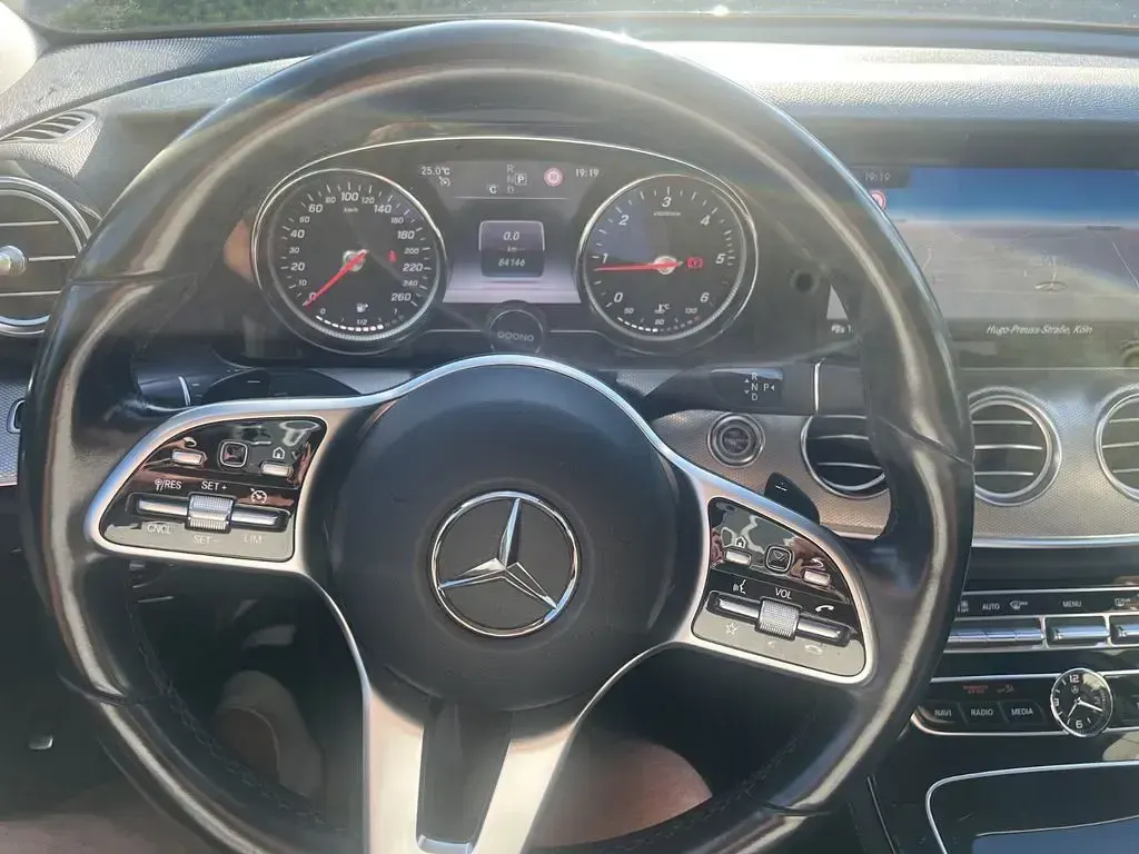 Gebraucht Mercedes E220 194 PS (142 kW) 2019 Blau Limousine