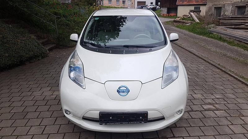 Weiß Gebraucht 2011 Nissan Leaf Kleinwagen | 3.150 € (Fairer Preis) - Bild 1/4