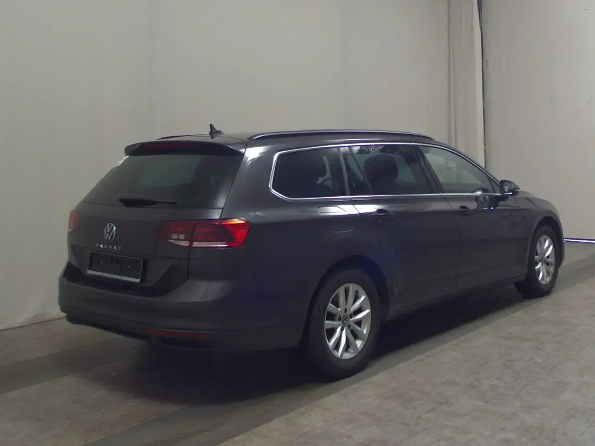 Gebraucht VW Passat Business 150 PS (110 kW) 2023 Grau Kombi