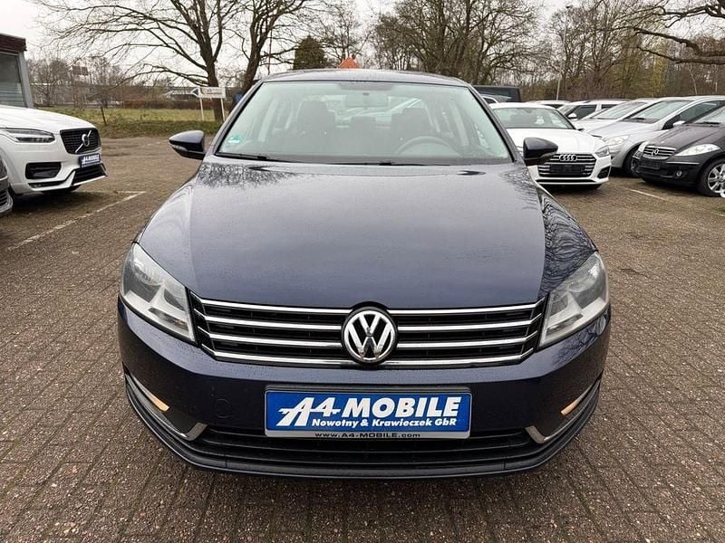 Gebraucht VW Passat Trendline 140 PS (102 kW) 2012 Blau Limousine
