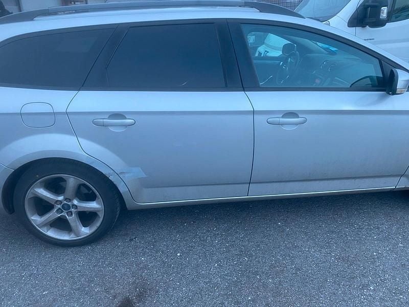 Gebraucht Ford Mondeo 140 PS (102 kW) 2010 Silber Kombi