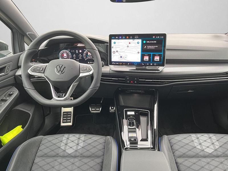 Gebraucht VW Golf VIII 150 PS (110 kW) 2026 Mondsteingrau / schwarz uni (metallic) Limousine