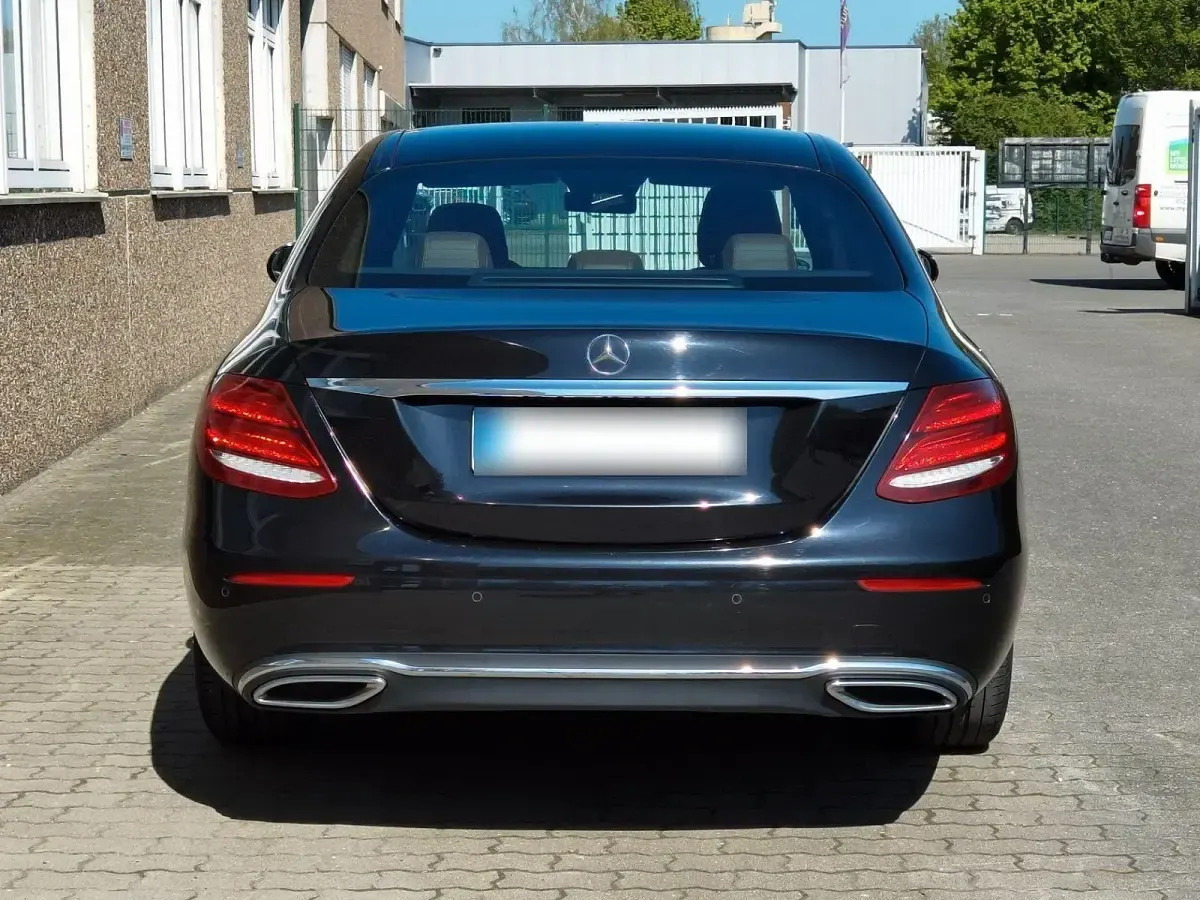 Gebraucht Mercedes E220 Avantgarde 194 PS (142 kW) 2017 Schwarz Limousine