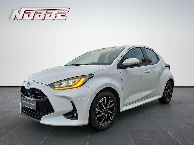 Schneeweiß Gebraucht 2022 Toyota Yaris Comfort Kleinwagen | 17.290 € (Fairer Preis) - Bild 1/4
