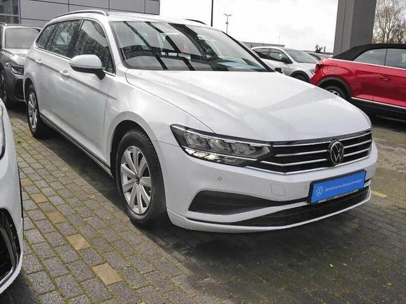 Gebraucht VW Passat Basis 150 PS (110 kW) 2024 Weiß Kombi