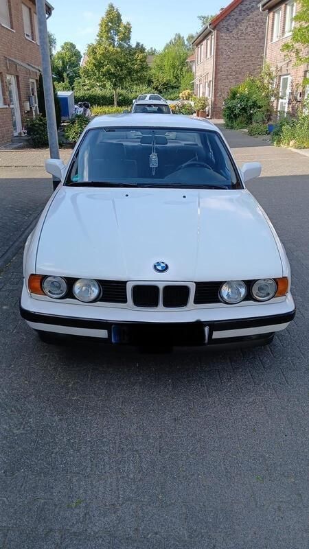 Weiß Gebraucht 1989 BMW 525 Limousine | 4.500 € - Bild 1/4