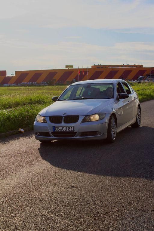 Silber Gebraucht 2006 BMW 325 Limousine | 4.200 € (Superpreis) - Bild 1/4