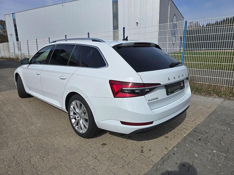 Gebraucht Skoda Superb Style 150 PS (110 kW) 2023 Weiß Kombi