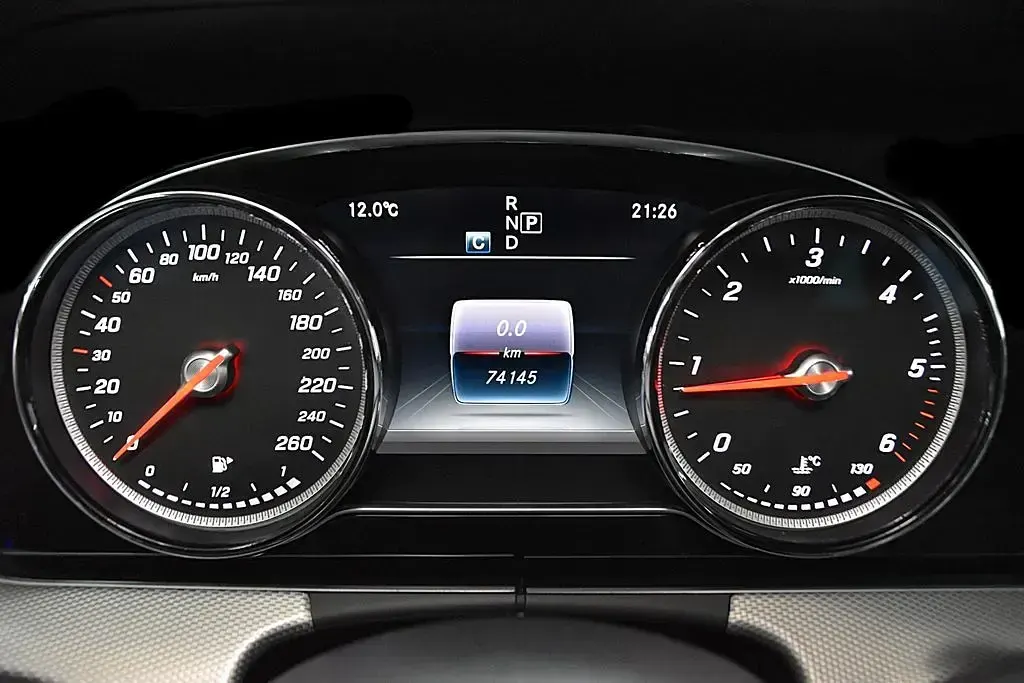 Używany Mercedes E220 Avantgarde 194 KM (142 kW) 2017 Czarny Sedan/Limuzyna