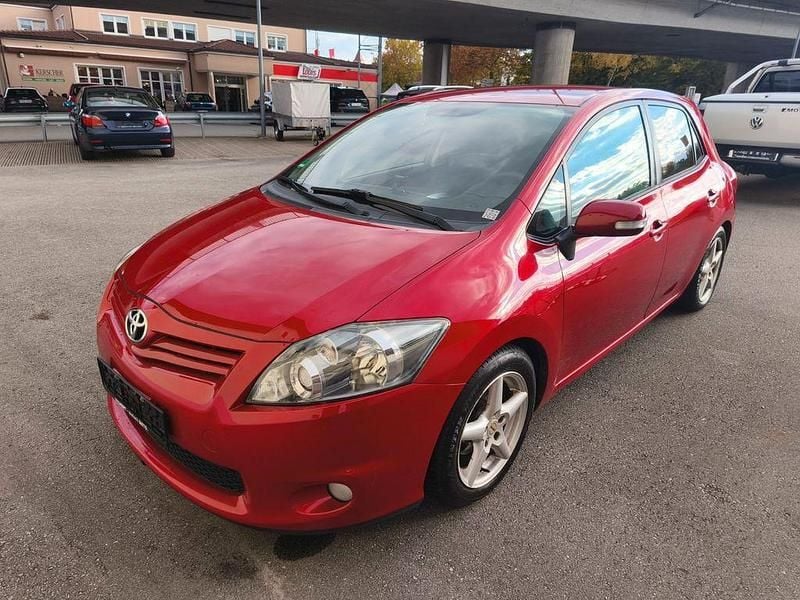 Rot Gebraucht 2010 Toyota Auris Club Limousine | 4.990 € (Fairer Preis) - Bild 1/4