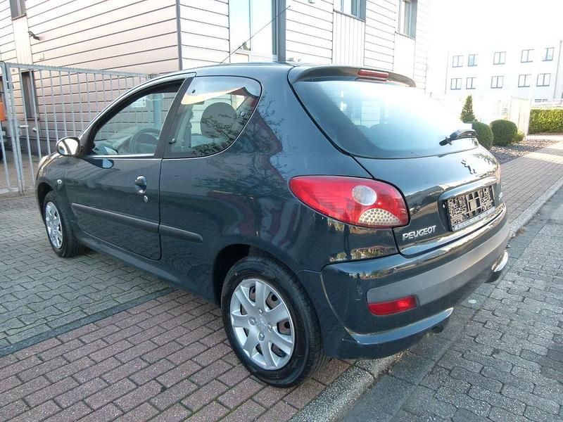 Gebraucht Peugeot 206+ Basis 75 PS (55 kW) 2009 Grau Kleinwagen