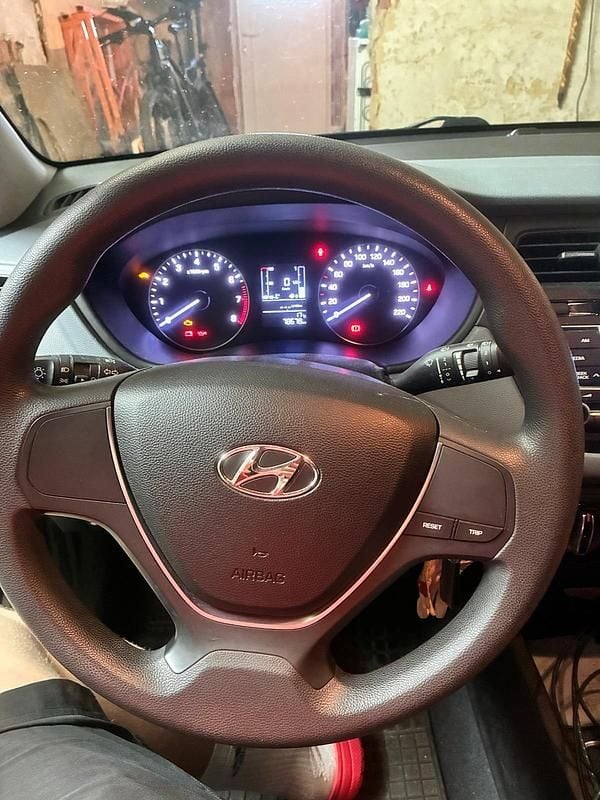 Gebraucht Hyundai i20 75 PS (55 kW) 2016 Weiß Kleinwagen