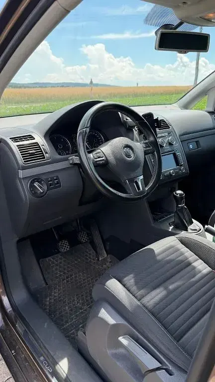 Gebraucht VW Touran Comfortline 140 PS (102 kW) 2014 Braun Van / Kleinbus