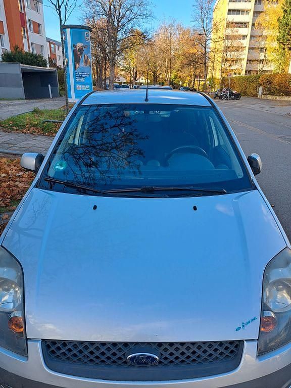 Grau Gebraucht 2007 Ford Fiesta Style Limousine | 2.990 € - Bild 1/4