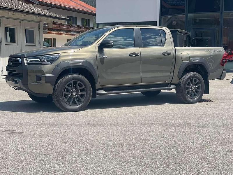 Manganbronze Gebraucht 2024 Toyota HiLux Abholung | 56.900 € (Fairer Preis) - Bild 1/4