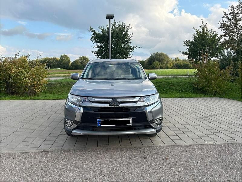 Grau Gebraucht 2015 Mitsubishi Outlander SUV | 13.600 € - Bild 1/4