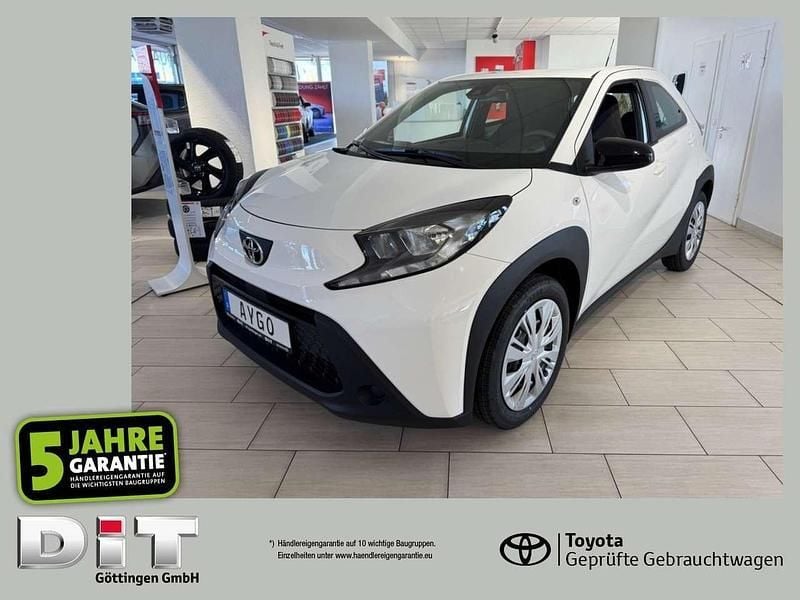 Schneeweiß Gebraucht 2025 Toyota Aygo Business Edition Kleinwagen | 14.990 € (Superpreis) - Bild 1/4
