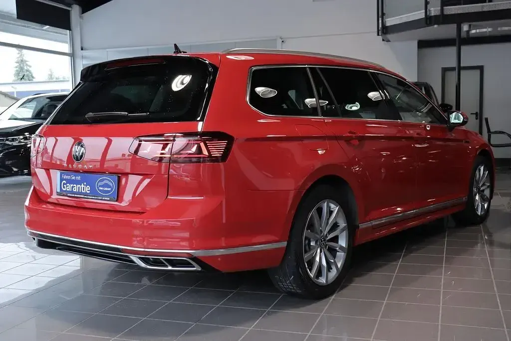 Gebraucht VW Passat Elegance 150 PS (110 kW) 2023 Rot Kombi