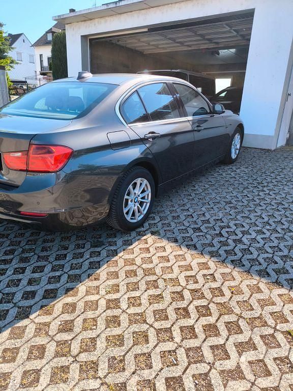 Gebraucht BMW 318 143 PS (105 kW) 2012 Braun Limousine