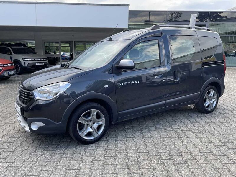 Grau Gebraucht 2019 Dacia Dokker Stepway Van | 15.940 € (Etwas zu teuer) - Bild 1/3