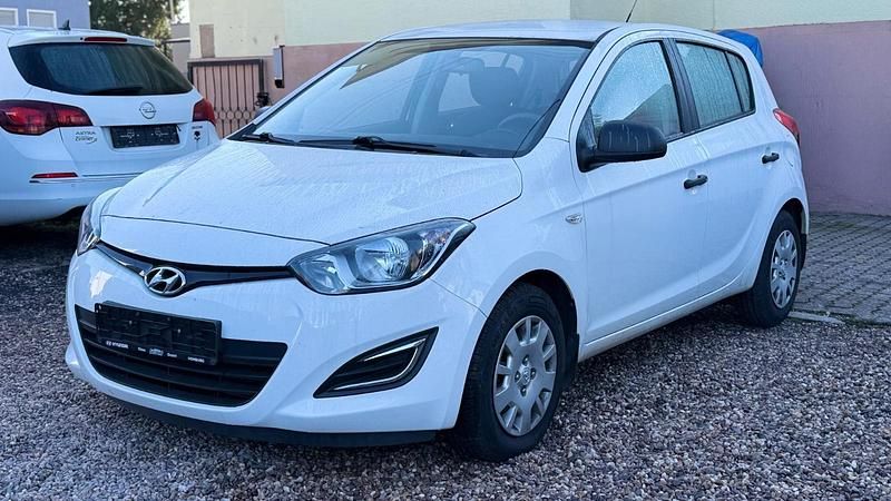Weiß Gebraucht 2014 Hyundai i20 Kleinwagen | 7.900 € (Guter Preis) - Bild 1/4