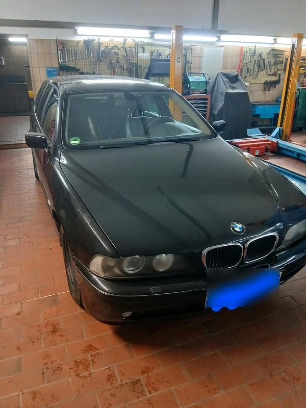Schwarz Gebraucht 2001 BMW 520 Kombi | 2.800 € (Fairer Preis) - Bild 1/4